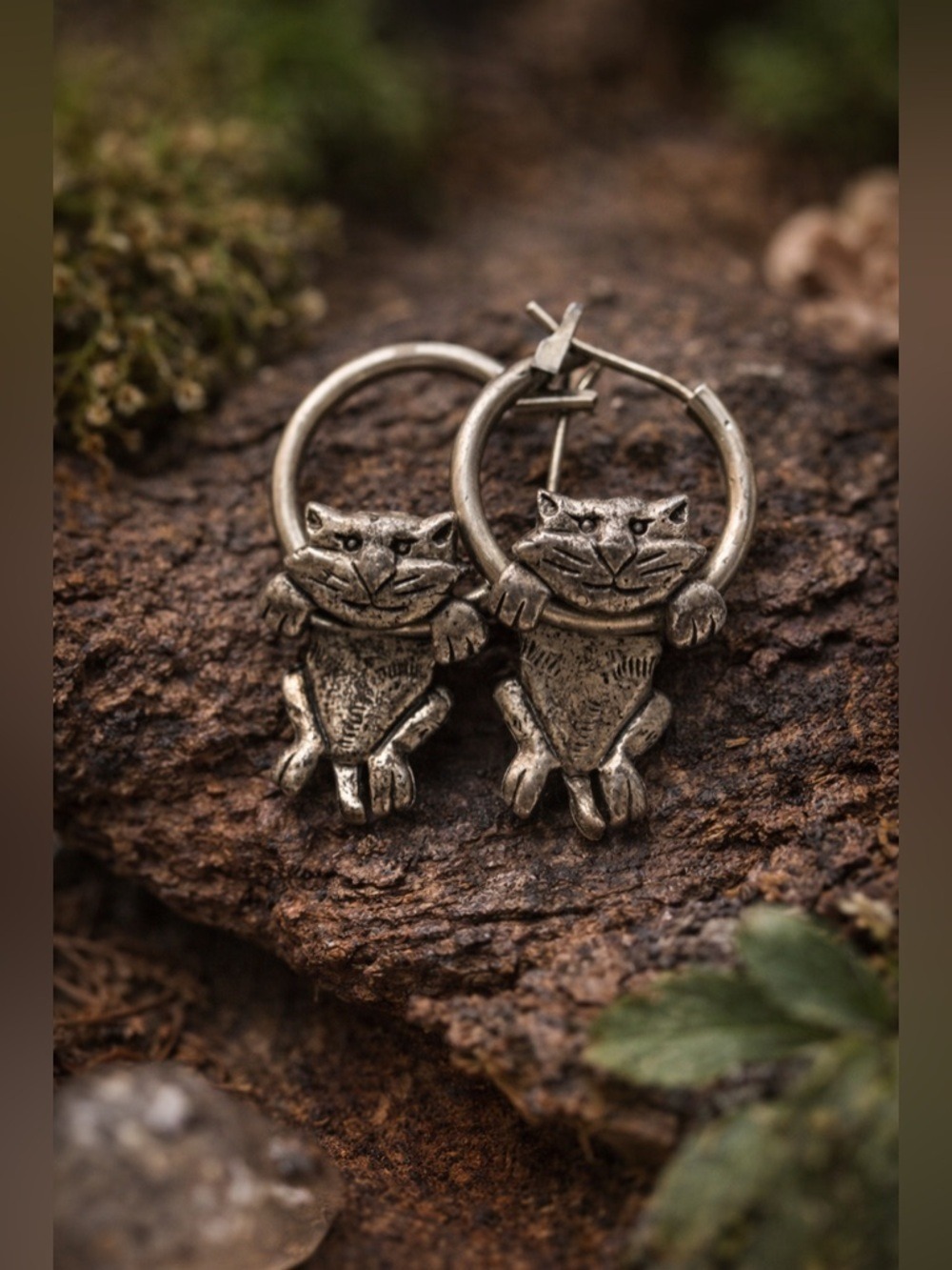 80s ALEXIS RARE Pewter Kitty Hoop Earrings – Articulated 3D Swinging Cats